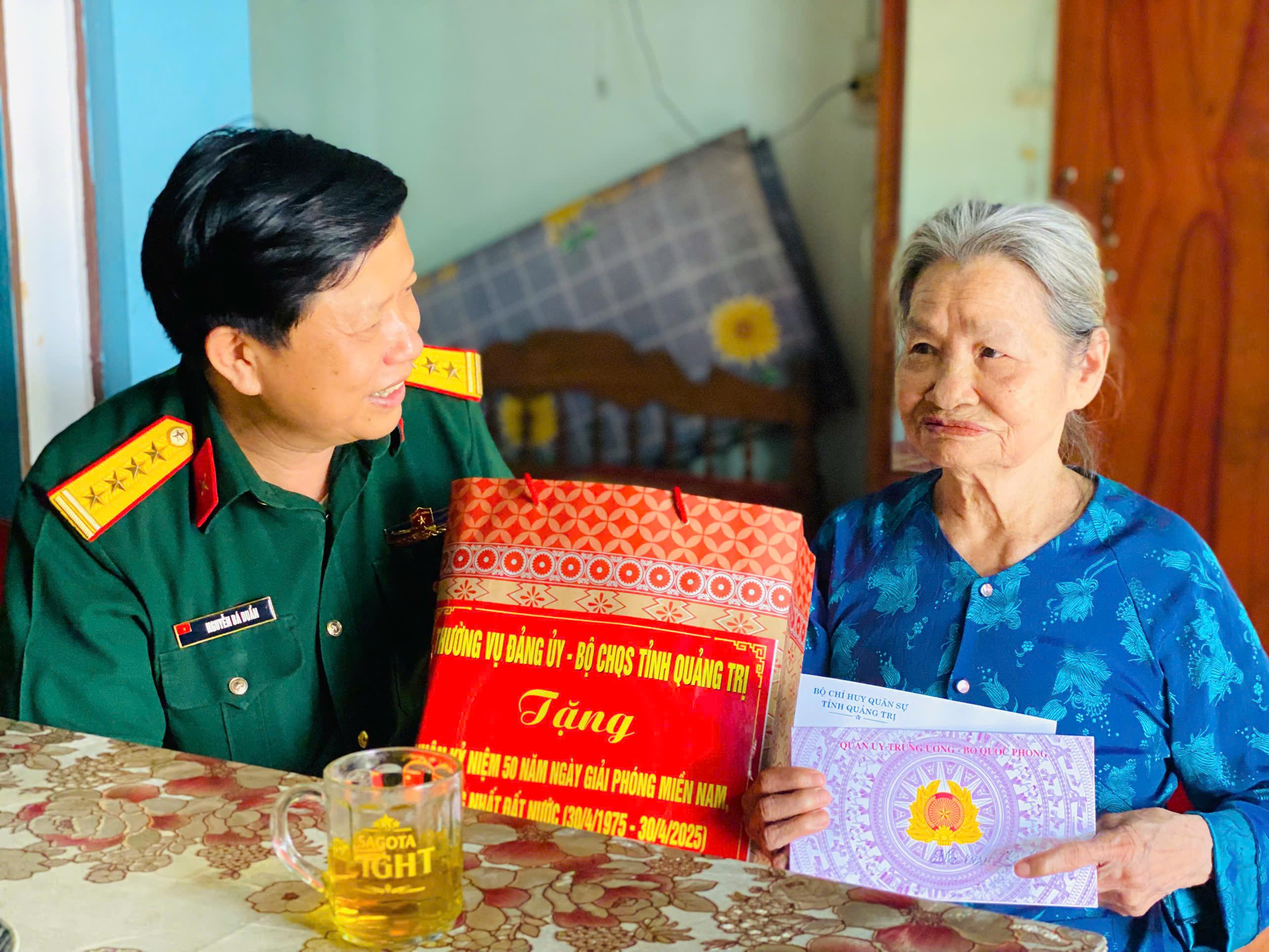 CHÍNH UỶ BỘ CHQS TỈNH QUẢNG TRỊ THĂM, TẶNG QUÀ MẸ VNAH