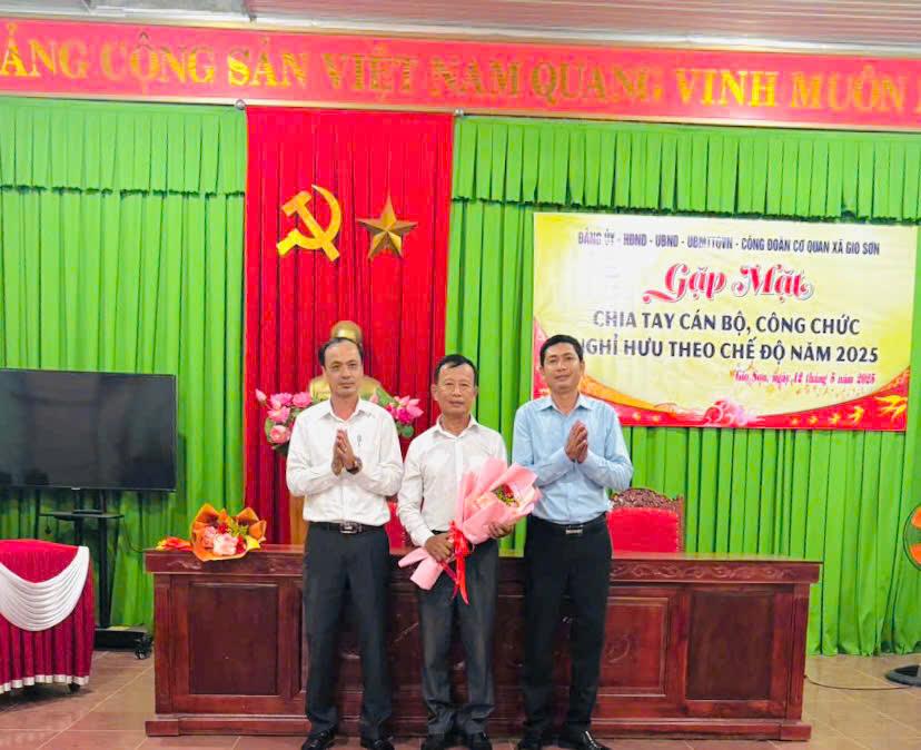XÃ GIO SƠN TỔ CHỨC GẶP MẶT, CHIA TAY CÁN BỘ, CÔNG CHỨC NGHỈ HƯU THEO CHẾ ĐỘ