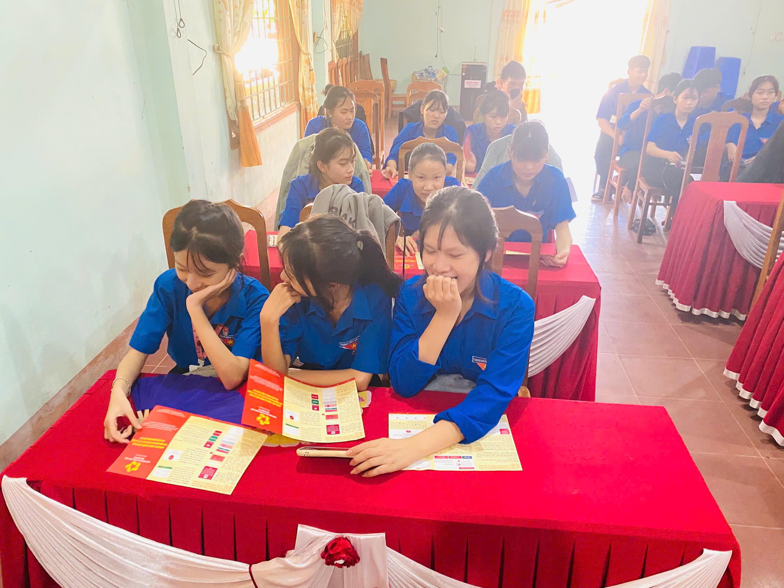 CẤP PHÁT TỜ RƠI HƯỚNG DẪN ĐĂNG KÝ CÁC DỊCH VỤ CÔNG TRÊN MẠNG