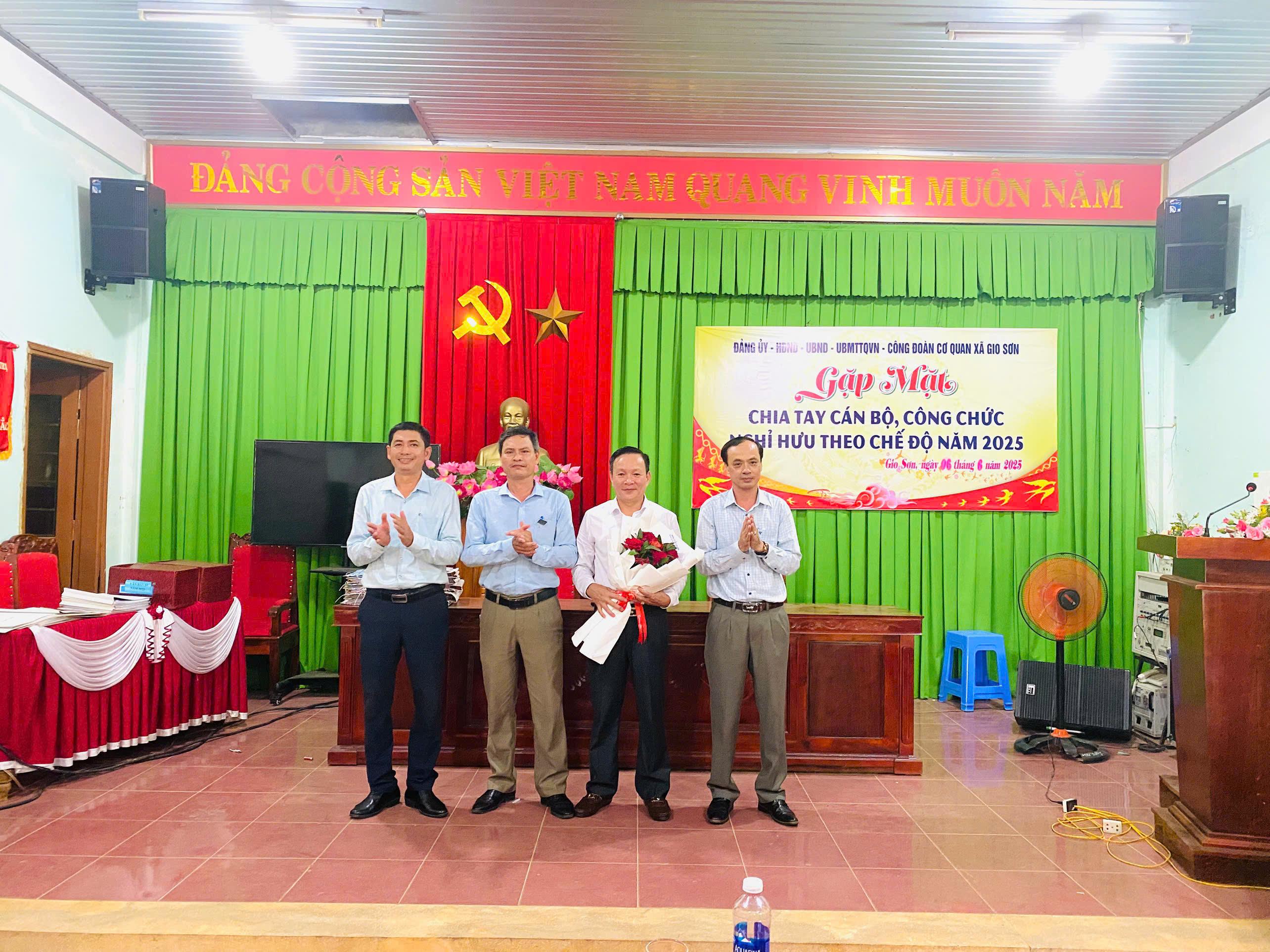 XÃ GIO SƠN TỔ CHỨC GẶP MẶT, CHIA TAY CÁN BỘ, CÔNG CHỨC NGHỈ HƯU THEO CHẾ ĐỘ